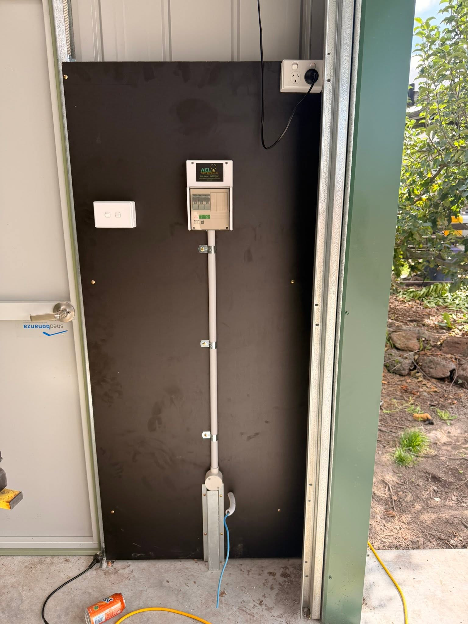 Shed switchboard and power installation